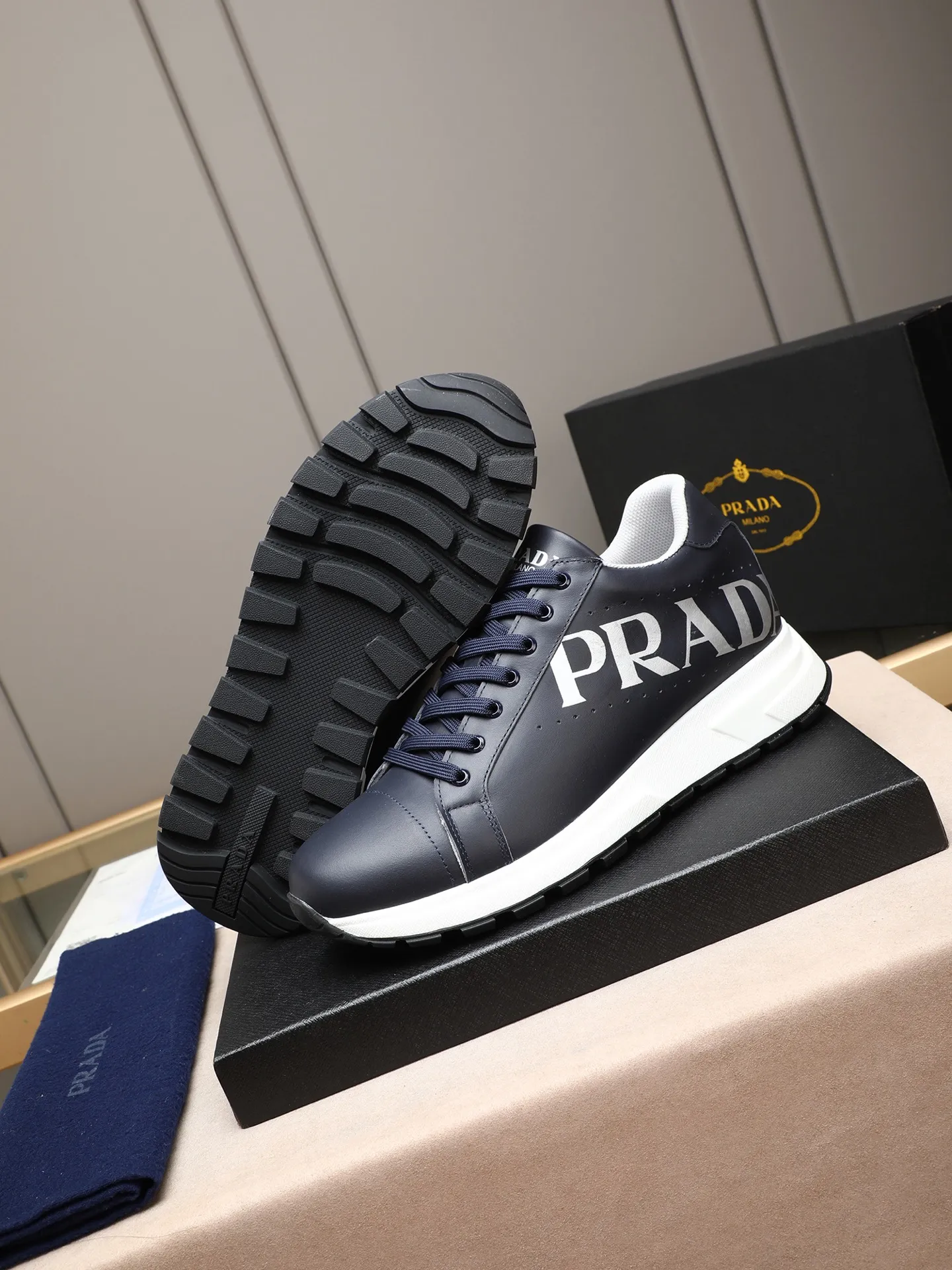 Men's shoes 💰460 PRADA's new model is on the market, the picture above is a must-sell! Fashionable casual men's shoes, trendy and versatile, relaxed and sporty style, imported cowhide leather uppers 3D printed and ultra-fine workmanship. Light and comfortable on the feet, available in 5 colors! 38-44(45 customized)